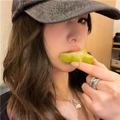 读爱情小说的老人
